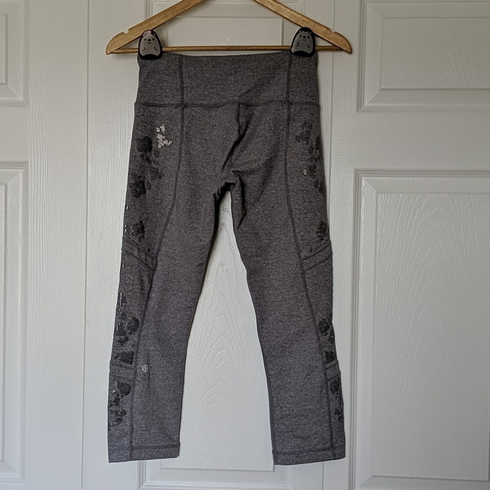 Lululemon Hold Me Close Crop Size 6 Silicone Grip - Picture 3 of 8
